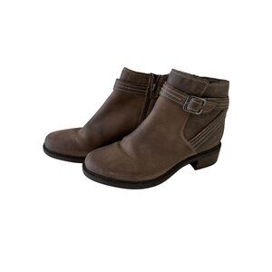 NEW Clarks Maye Brown/Gray Bootie Size 8.5 / EU 40 Zip Up Adjustable Buckle NWOB